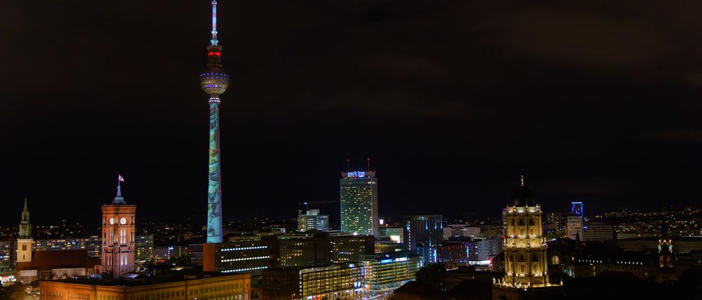 Am 3. Oktober 1969 wurde der Berliner Fernsehturm eingeweiht. Zum 55. Jubiläum wird das Wahrzeichen am Donnerstagabend mit einer Projektion angestrahlt, die Ausschnitte aus der Geschichte des Bauwerks zeigt.