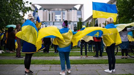 Junge Ukrainerinnen und Ukrainer protestieren kurz nach Kriegsbeginn im Jahr 2022 vor dem Kanzleramt in Berlin.