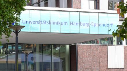 Blick auf einen Eingangsbereich des Universitätsklinikums Hamburg-Eppendorf.