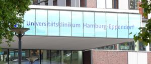 Blick auf einen Eingangsbereich des Universitätsklinikums Hamburg-Eppendorf.