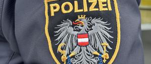 Das Emblem der österreichischen Polizei auf einer Uniform.