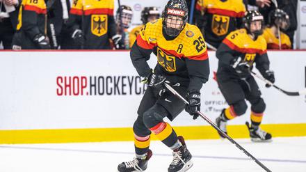 Laura Kluge am Puck für das deutsche Eishockeyteam bei der WM 2023.