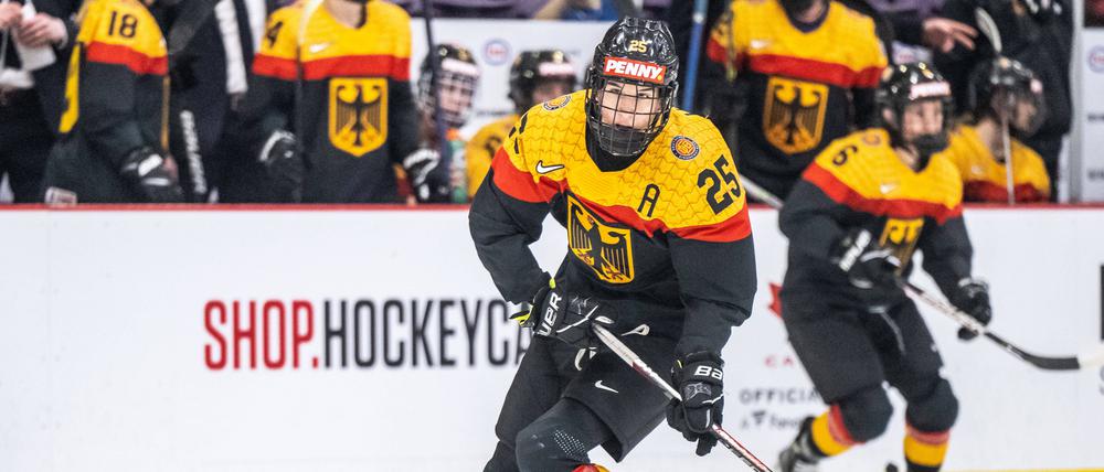 Laura Kluge am Puck für das deutsche Eishockeyteam bei der WM 2023.