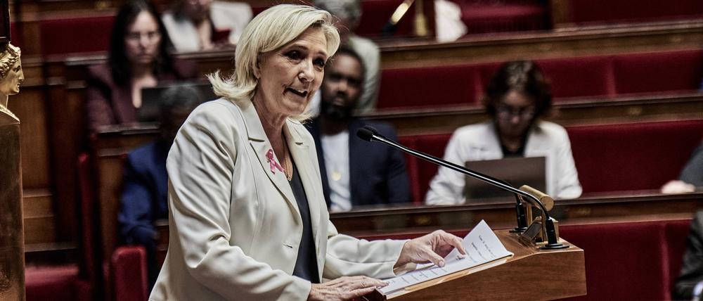 Marine Le Pen reagiert als Oppositionsführerin auf die erste Regierungserklärung von Premier Michel Barnier.