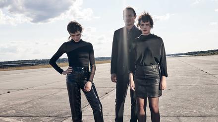 Das Berliner Trio Gewalt mit Sänger Patrick Wagner, Helen Henfling und Bassistin Jasmin Rilke.