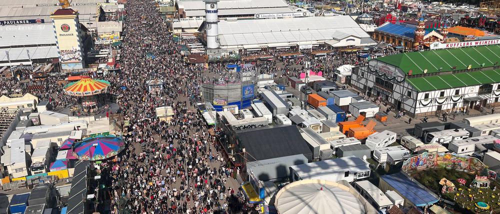 Und nördlich von den Wiesn wird Eishockey gespielt. von der Münchner Theresienwiese zum SAP Garden sind es nur gut fünf Kilometer.