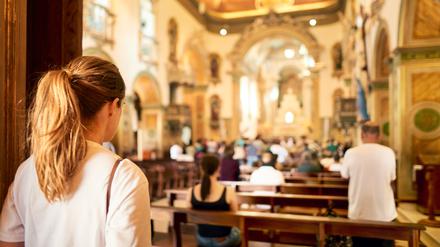 Distanziert. Man muss sich nicht den Eltern in die Kirche quälen, wenn man schon längst ausgetreten ist.