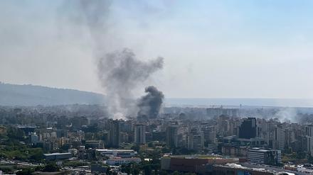 Inmitten der anhaltenden Feindseligkeiten zwischen der Hisbollah und den israelischen Streitkräften steigt nach Angriffen Rauch über den südlichen Vororten von Beirut und ihrer Umgebung auf. 
