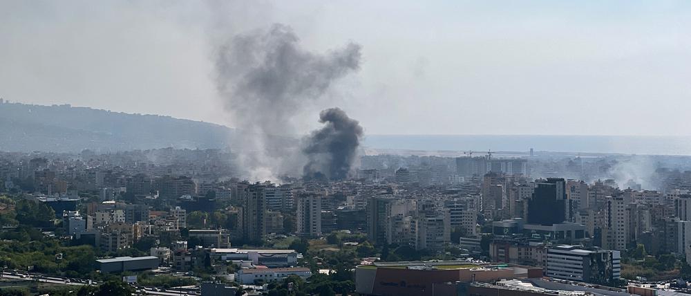 Inmitten der anhaltenden Feindseligkeiten zwischen der Hisbollah und den israelischen Streitkräften steigt nach Angriffen Rauch über den südlichen Vororten von Beirut und ihrer Umgebung auf. 