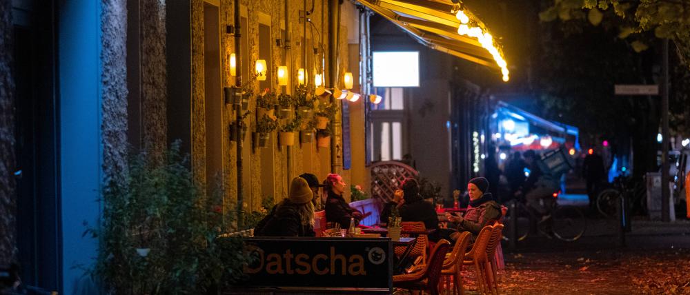 Die Datscha-Filiale in der Stargarder Straße in Prenzlauer Berg war beliebt bei jungen Menschen, wie dieses Foto aus der Zeit vor der Coronapandemie zeigt.