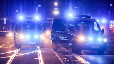 Die Frau soll nach einer Kundgebung in Wedding brennbare Flüssigkeit über ein Polizeiauto gekippt haben. (Archivbild)