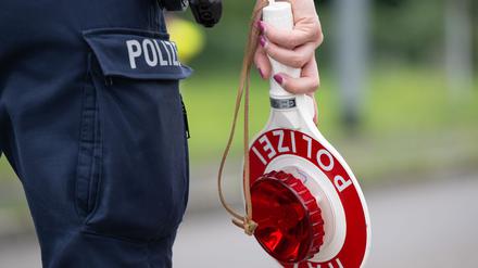 Am Busbahnhof Dessau hat die Polizei einen betrunkenen Busfahrer aus dem Verkehr gezogen. Er fuhr Schienenersatzverkehr, auch über die Autobahn. 