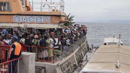 Menschen versammeln sich im Hafen von Goma, nachdem eine Fähre mit Hunderten von Menschen an Bord bei der Ankunft gekentert ist. 