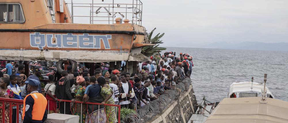 Menschen versammeln sich im Hafen von Goma, nachdem eine Fähre mit Hunderten von Menschen an Bord bei der Ankunft gekentert ist. 