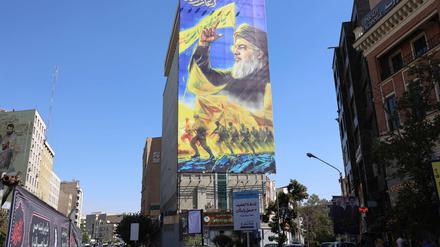 Eine Plakatwand zeigt ein Porträt des getöteten libanesischen Hisbollah-Führers Hassan Nasrallah in Teheran am 3. Oktober 2024. 