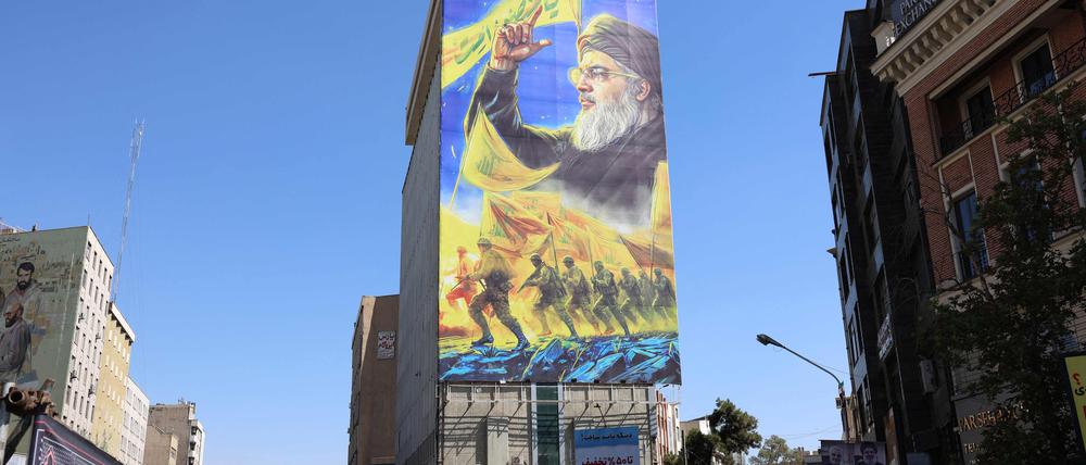 Eine Plakatwand zeigt ein Porträt des getöteten libanesischen Hisbollah-Führers Hassan Nasrallah in Teheran am 3. Oktober 2024. 