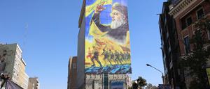 Eine Plakatwand zeigt ein Porträt des getöteten libanesischen Hisbollah-Führers Hassan Nasrallah in Teheran am 3. Oktober 2024. 