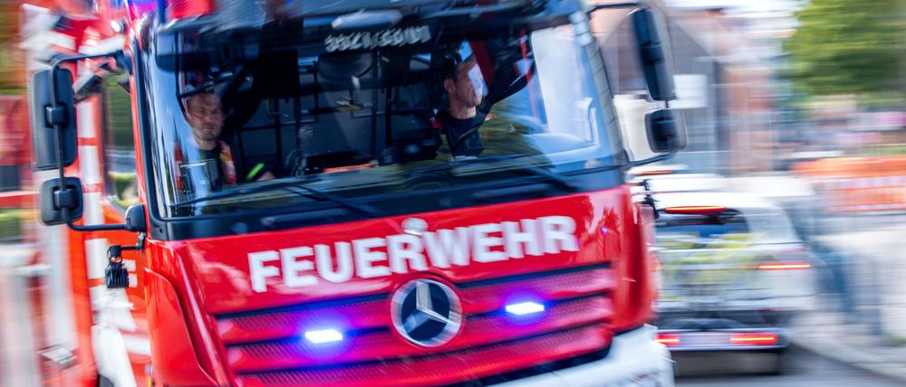 Ein Löschfahrzeug der Feuerwehr ist bei einem Unfall in Golzow im Landkreis Barnim stark beschädigt worden. (Symbolbild)