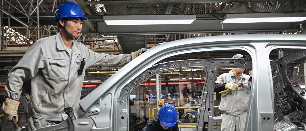 Montage von E-Autos in einer Fabrik in  Jinhua in Chinas östlicher Provinz Zhejiang.