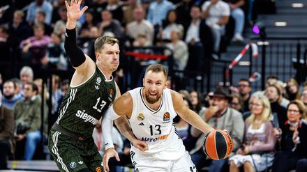 Bayern-Profi Andreas Obst (links) im Duell mit Reals Dzanan Musa.