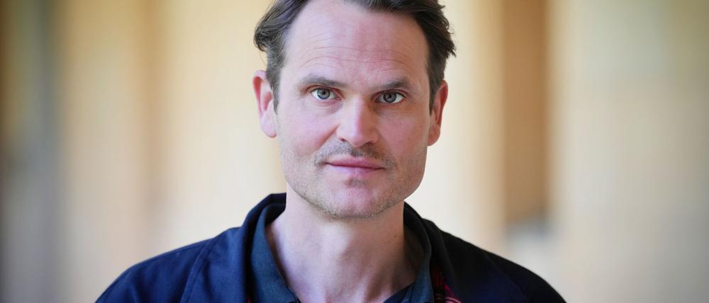 Schauspieler Fabian Hinrichs will noch lange in Nürnberg "Tatort"-Krimis drehen.