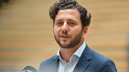 Felix Banaszak (Bündnis 90/Die Grünen) gibt auf einer Pressekonferenz seine Kandidatur für den Parteivorsitz bekannt. 