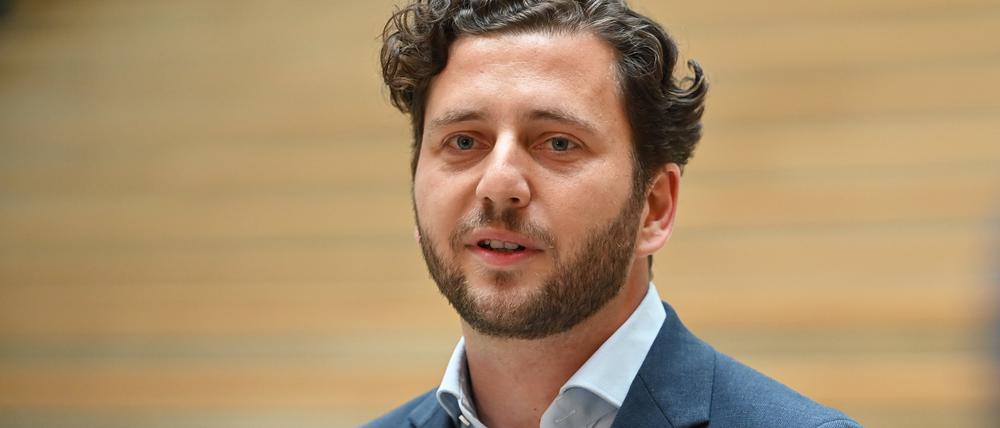 Felix Banaszak (Bündnis 90/Die Grünen) gibt auf einer Pressekonferenz seine Kandidatur für den Parteivorsitz bekannt.