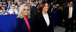 Die Republikanerin Liz Cheney (l.) will bei der US-Präsidentschaftswahl die Demokratin Kamala Harris unterstützen. Das Foto zeigt beide bei einem gemeinsamen Auftritt im Bundesstaat Wisconsin.