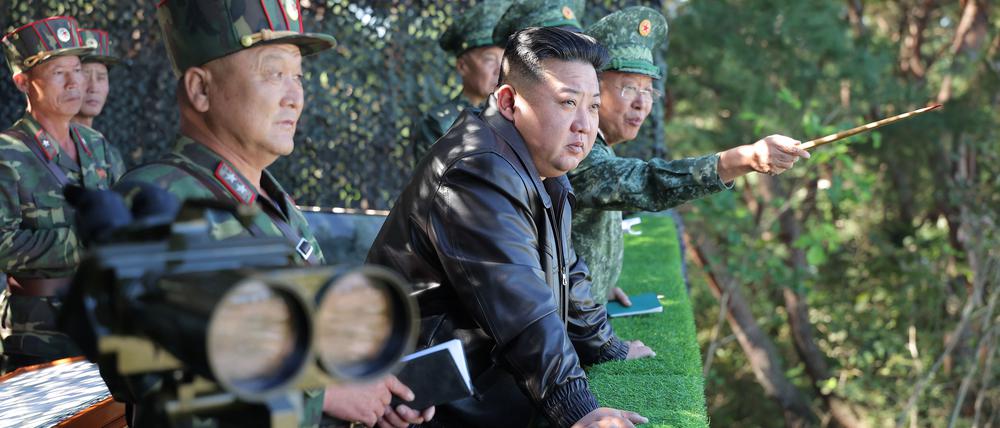 Die von der staatlichen nordkoreanischen Nachrichtenagentur KCNA am 4.10.2024 zur Verfügung gestellte Aufnahme zeigt nach Angaben von KCNA Kim Jong Un, Machthaber von Nordkorea, bei der Inspektion einer militärischen Spezialeinheit. Der Inhalt dieser Aufnahme ist so, wie er zur Verfügung gestellt wurde und kann nicht unabhängig überprüft werden.