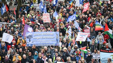 Tausende von Demonstranten ziehen am Donnerstag durch Berlin.