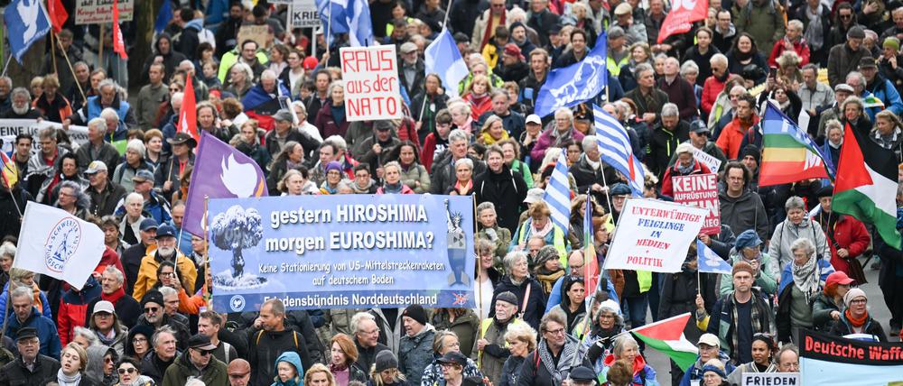 Tausende von Demonstranten ziehen am Donnerstag durch Berlin.