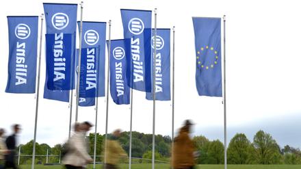 Fahnen mit Allianz-Logo: Der Münchener Versicherer weist bei seiner Lebensversicherungssparte im Wettbewerbsvergleich eine niedrige Kostenquote aus.