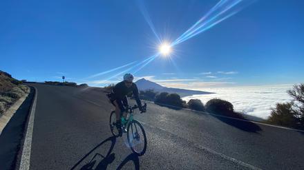 Oben am Teide auf Teneriffa, im Hintergrund der Vulkan im Wolkenmeer.