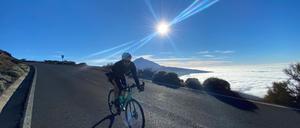 Oben am Teide auf Teneriffa, im Hintergrund der Vulkan im Wolkenmeer.