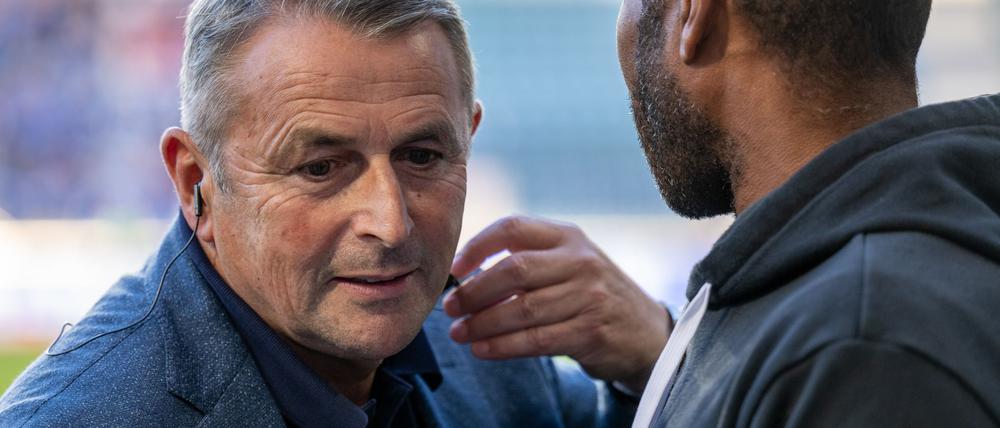 Fortuna Düsseldorfs Sportvorstand Klaus Allofs (l.) sieht den Hamburger SV als „Riese der 2. Bundesliga“