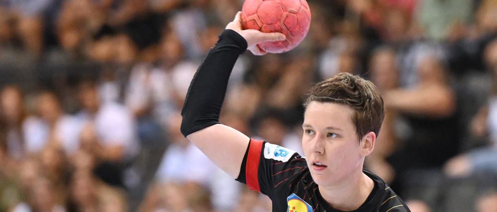 Alina Grijseels führt die deutschen Handballerinnen bei den EM-Testspielen als Co-Kapitänin aufs Feld. 