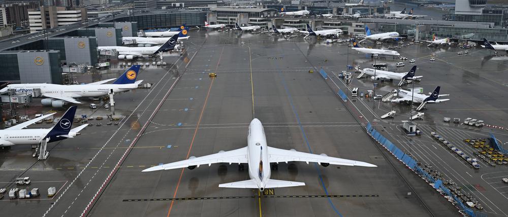 Eine Boeing 747 rollt nach der Landung am Frankfurter Flughafen am Terminal 1 auf den Flugsteig im Bereich A plus zu. 