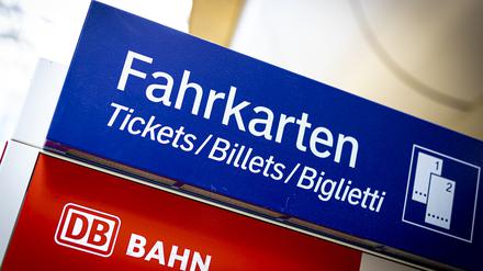  Ein Fahrkartenautomat der Deutschen Bahn steht im Hauptbahnhof. 