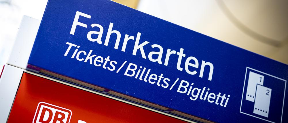  Ein Fahrkartenautomat der Deutschen Bahn steht im Hauptbahnhof. 