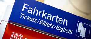  Ein Fahrkartenautomat der Deutschen Bahn steht im Hauptbahnhof. 
