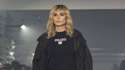 Achtung Polizei? Heidi Klum modelte in Paris für das Modelabel „Vetements“. 