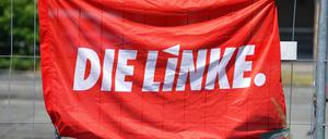 Afd Parteitag in Biesdorf im festzelt für die Berlin wahl GER, Berlin,20210605, fahne der Linken, beim Berliner AfD frifft sich auf der Biesdorfer Wiese im festzelt, Parteitag in Marzahn-Hellersdorf, Kristin Brinker wird Landesschefin *** Afd party conference in Biesdorf in the tent for the Berlin election GER, Berlin,20210605, flag of the left, at the Berlin AfD meets on the Biesdorfer meadow in the tent, party conference in Marzahn Hellersdorf, Kristin Brinker becomes state leader 