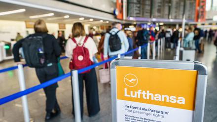 Wegen einer Störung bei der Deutschen Flugsicherung kam es zu großen Verzögerungen und Ausfällen wie hier am Flughafen Frankfurt (Foto aktuell).