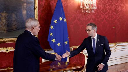 Der österreichische Bundespräsident Alexander Van der Bellen begrüßt den Chef der Freiheitlichen Partei Herbert Kickl in der Hofburg in Wien.