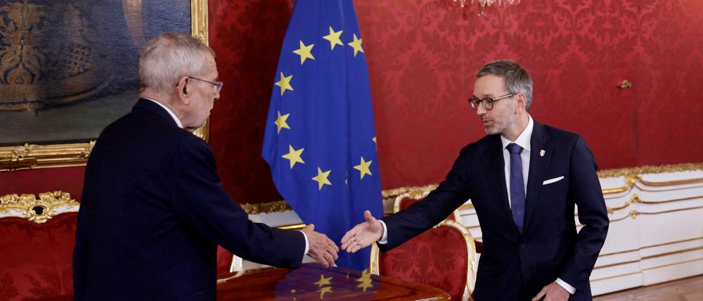 Der österreichische Bundespräsident Alexander Van der Bellen begrüßt den Chef der Freiheitlichen Partei Herbert Kickl in der Hofburg in Wien.