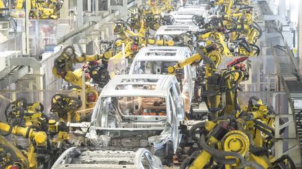 Roboter arbeiten in einer Schweißwerkstatt von Voyah, einer chinesischen Elektroautomarke, in Wuhan.
