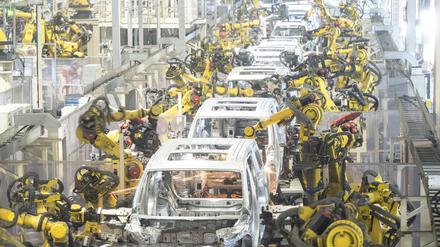 Roboter arbeiten in einer Schweißwerkstatt von Voyah, einer chinesischen Elektroautomarke