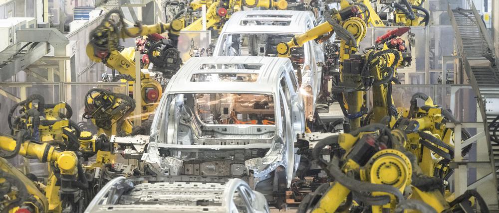 Roboter im chinesischen Wuhan arbeiten in einer Schweißwerkstatt von Voyah, einer chinesischen Elektroautomarke.
