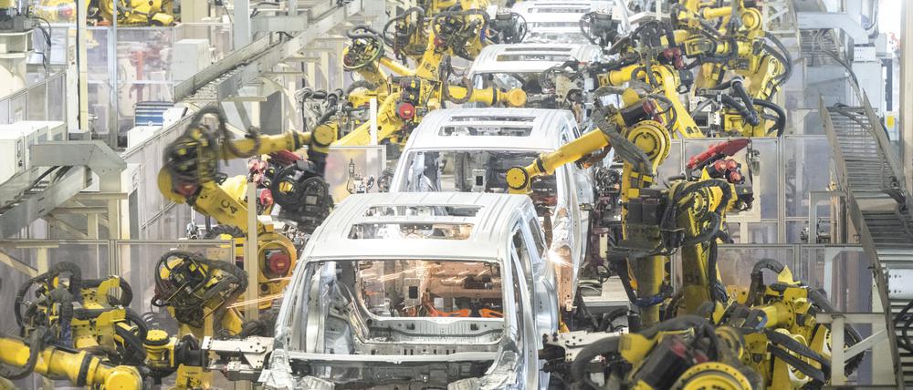 Roboter arbeiten in einer Schweißwerkstatt von Voyah, einer chinesischen Elektroautomarke
