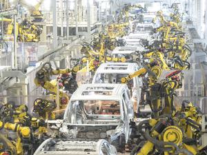 Roboter arbeiten in einer Schweißwerkstatt von Voyah, einer chinesischen Elektroautomarke